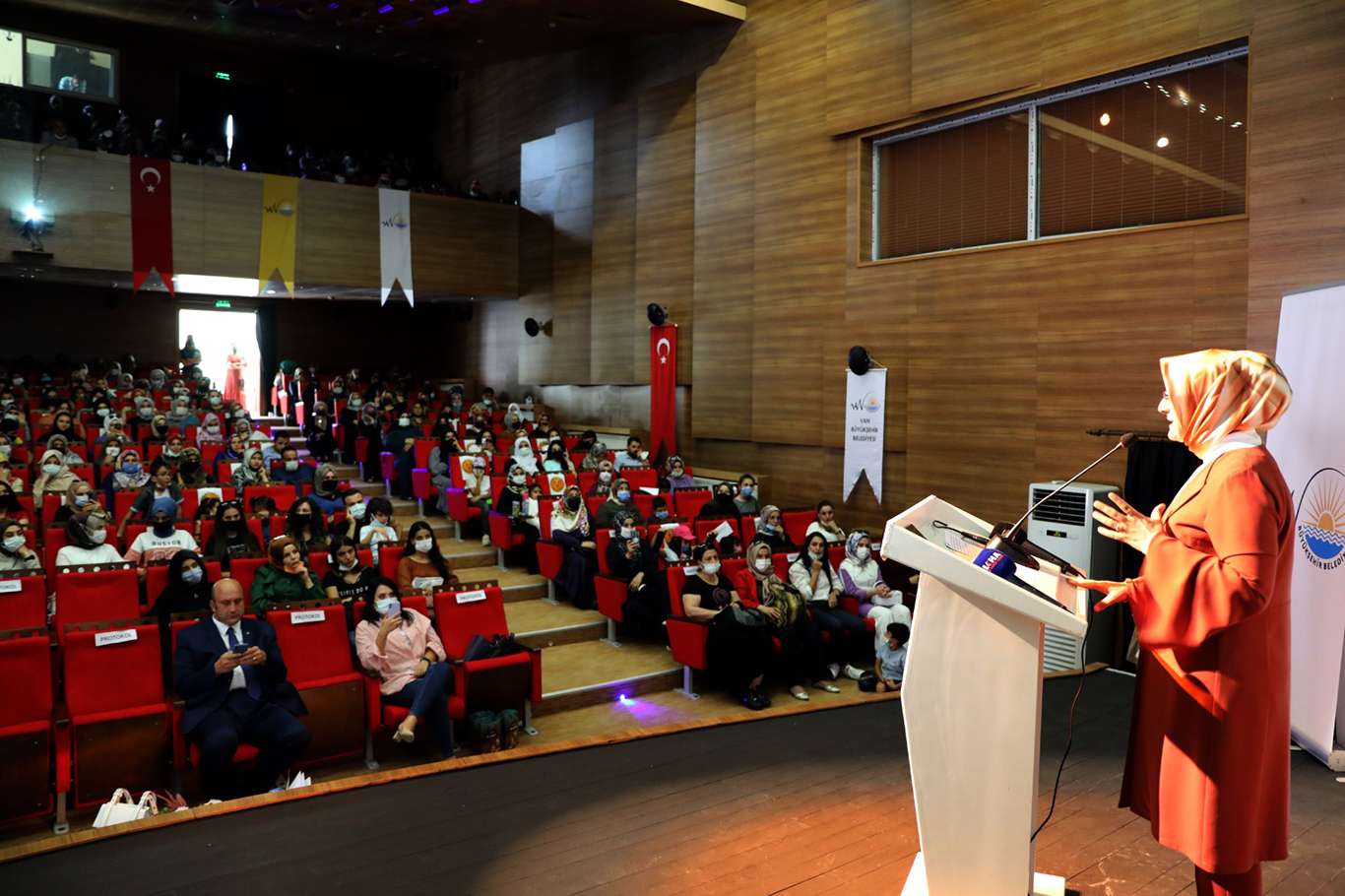 Anne babalar çocuklarının ilk öğretmenidir Anne babalar çocuklarının ilk öğretmenidir